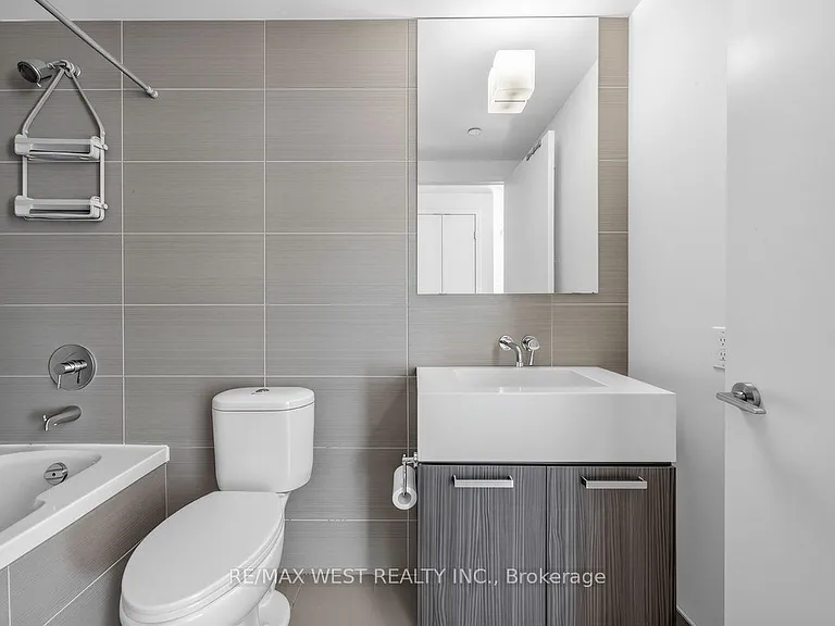 560 King St W #214 — Photo 10