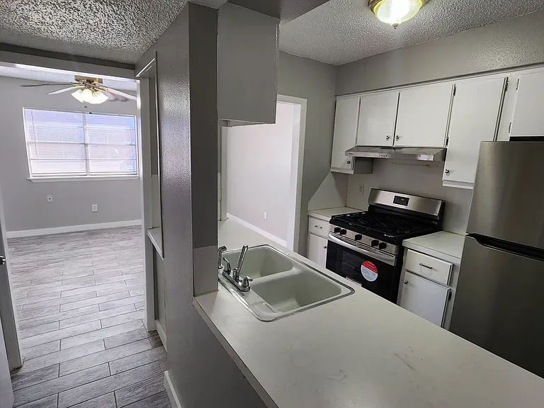 320 E Edwards St #16 — Photo 8