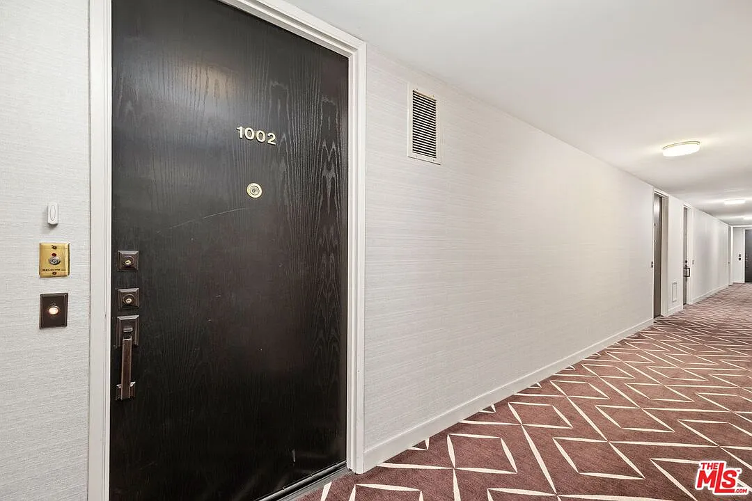 2 bed, 2.0 bath, 1019 sqft, $3,900 — Photo 2
