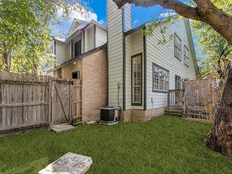 7529 Oak Chase — Photo 13