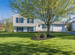 11 Woodstock Ln, Brockport, NY 14420