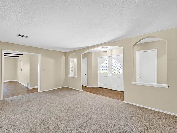 5th image of 713 NW Heinzwood Cir
