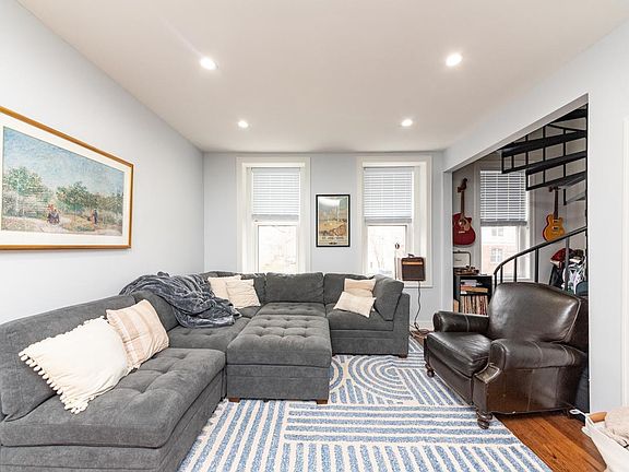 3rd image of 2047 N Wolcott Ave #2F