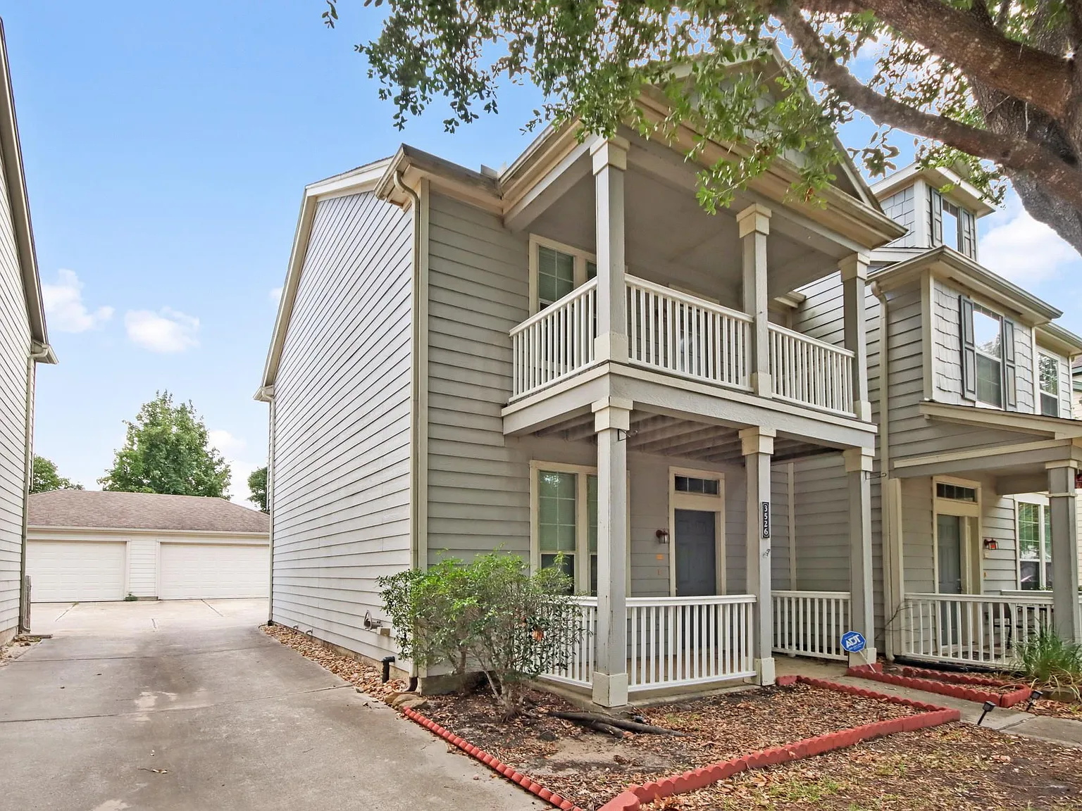 2 bed, 2.5 bath, 1240 sqft, $1,650 — Photo 1
