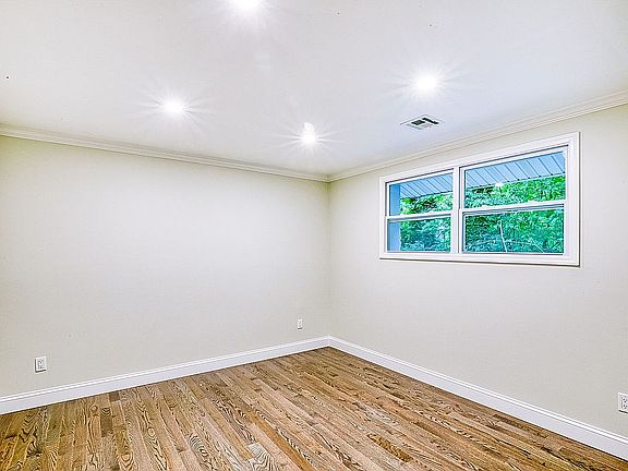 4th image of 29 Clover Dr
