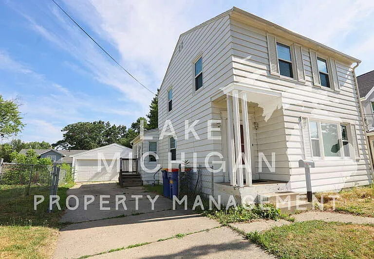 841 Capen St NE — Photo 2
