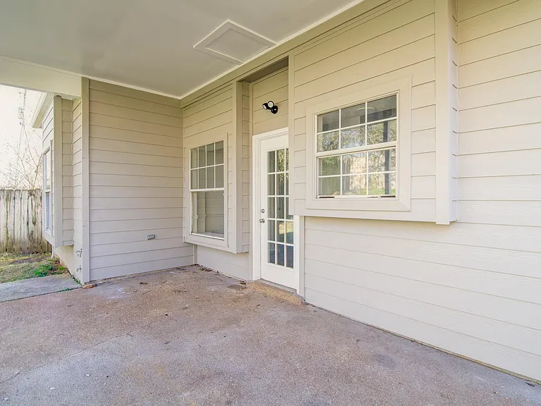 2822 Laura Cir E — Photo 3