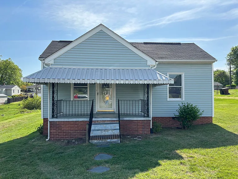 1310 Maple St — Photo 1