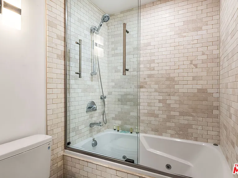 8425 Hillside Ave — Photo 48