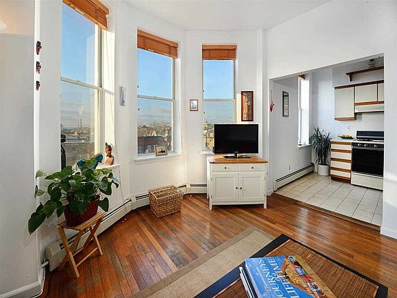 3rd image of 100 Palisade Ave #401