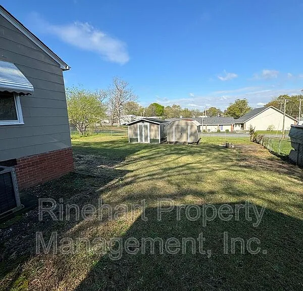 221 Hutchinson St — Photo 15
