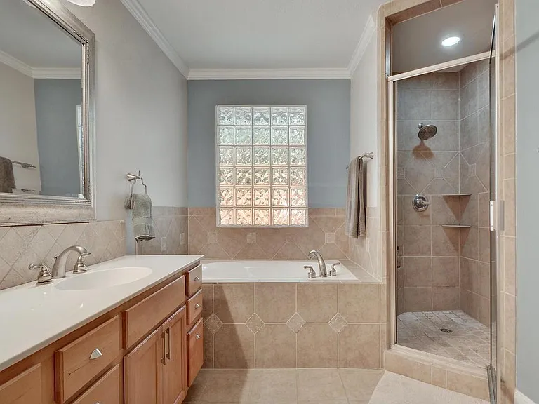 610 W North Loop Blvd — Photo 19