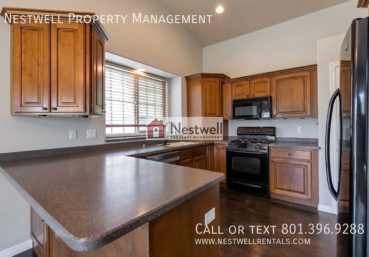 Exquisite 5-bed Home in Roy — Photo 4