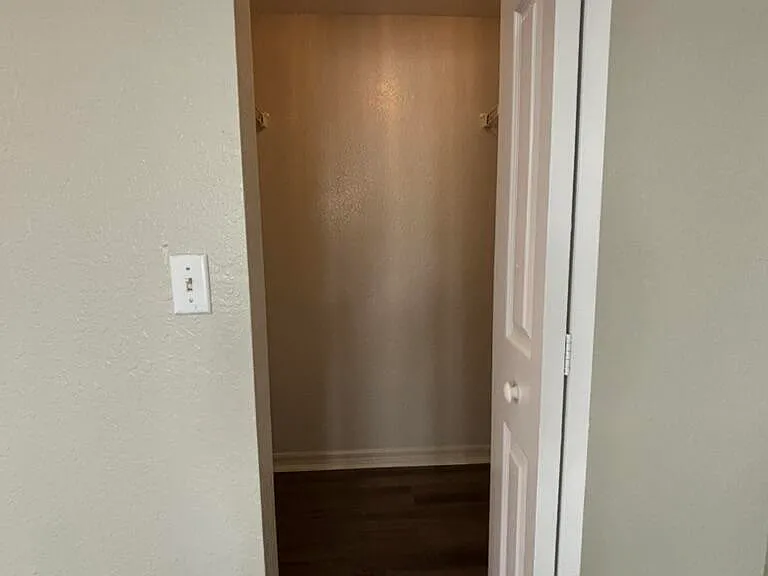2412 Belmont Ln — Photo 9