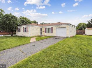 126 N Sycamore Rd, Sterling, VA 20164