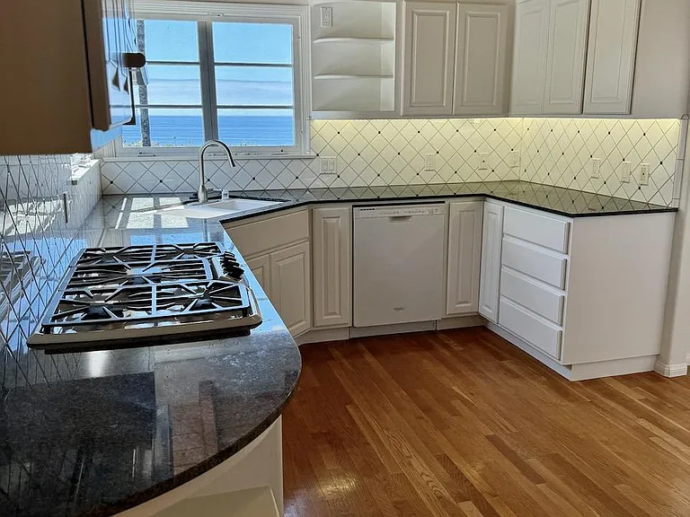930 Skyline Dr — Photo 8