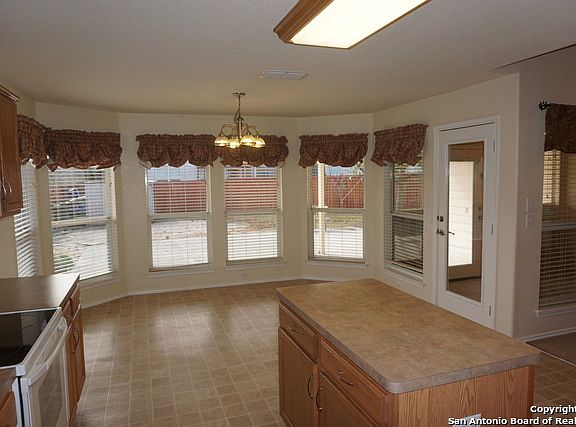 3rd image of 6902 Heathers Pl