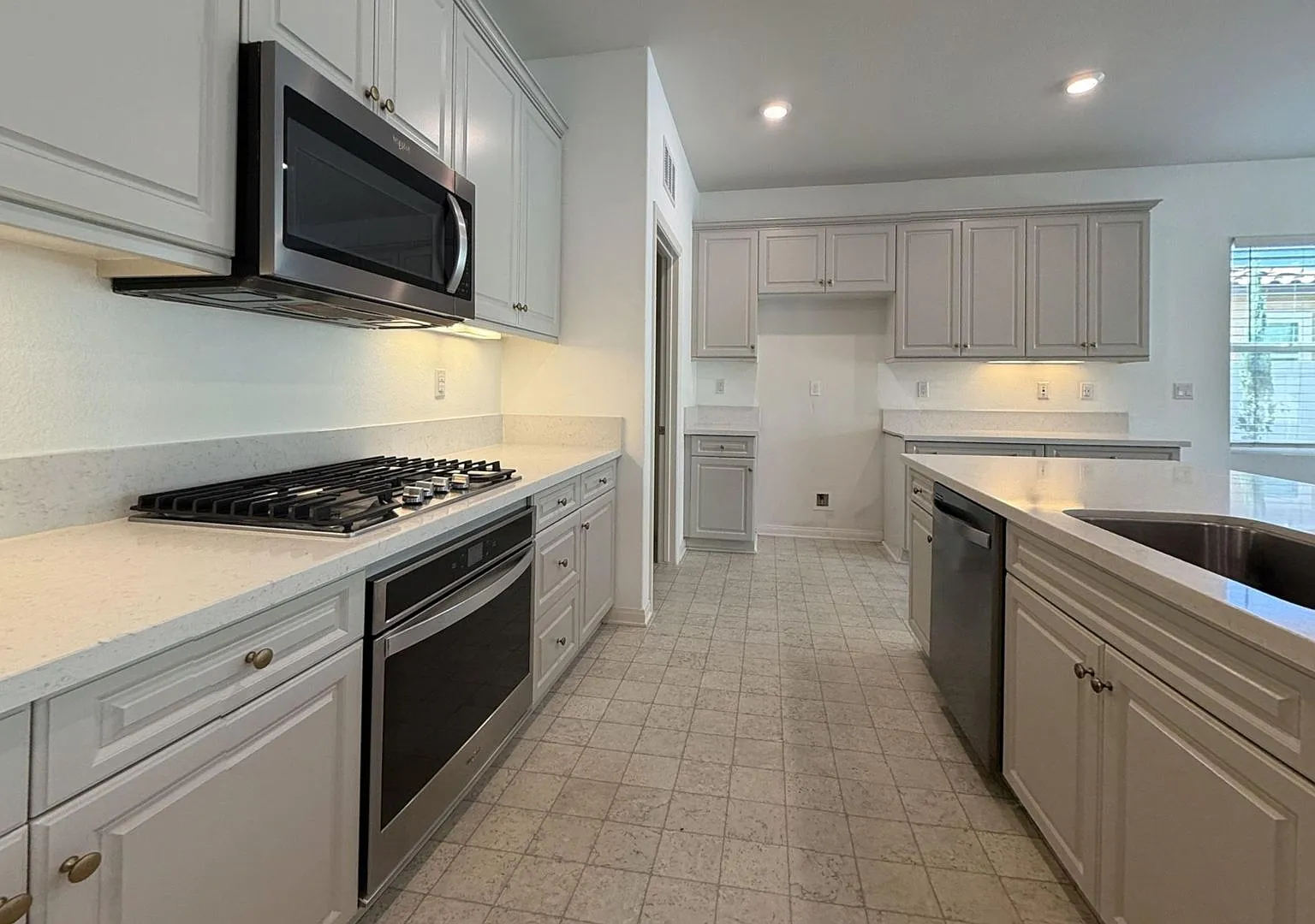11074 Avalon Way 3 Bed, 3 Bath Home in Redlands Available Now! — Photo 4