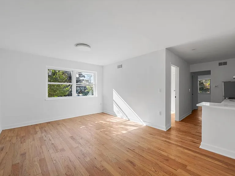Colonial Terrace — Photo 7