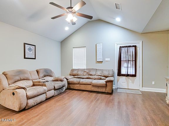 4th image of 105 Acacia Ln