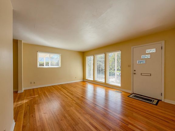 5th image of 1132 Camellia Dr