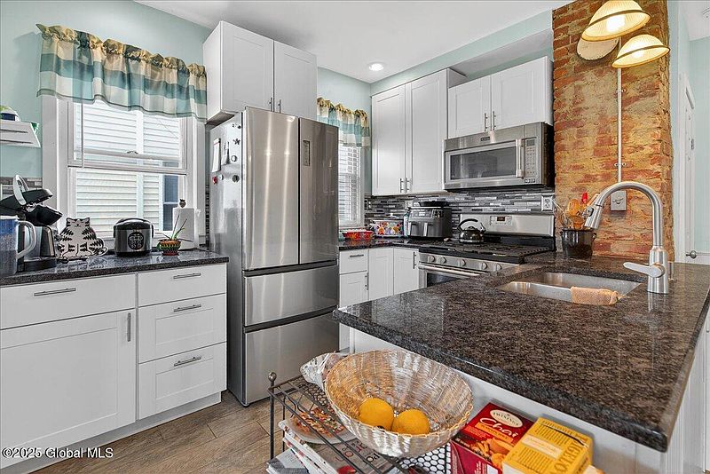 5th image of 1068 Garner Avenue