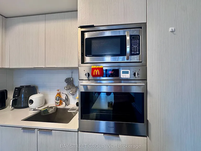 11 Wellesley St W #2103 — Photo 7