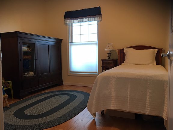 5th image of 77 Maple Ave