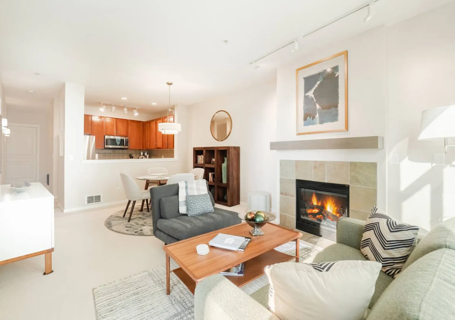 Waterfront Spacious 1BR+Den Walk to Pike Place — Photo 2