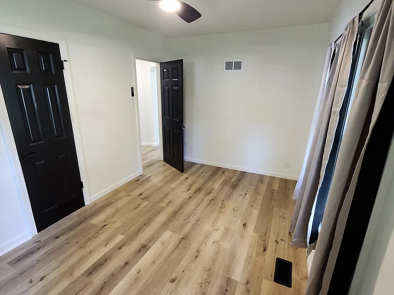 139 NW Louise St — Photo 12