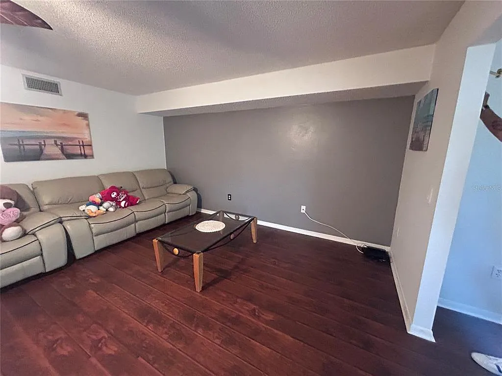 1 bed, 1.0 bath, 1078 sqft, $1,300 — Photo 3