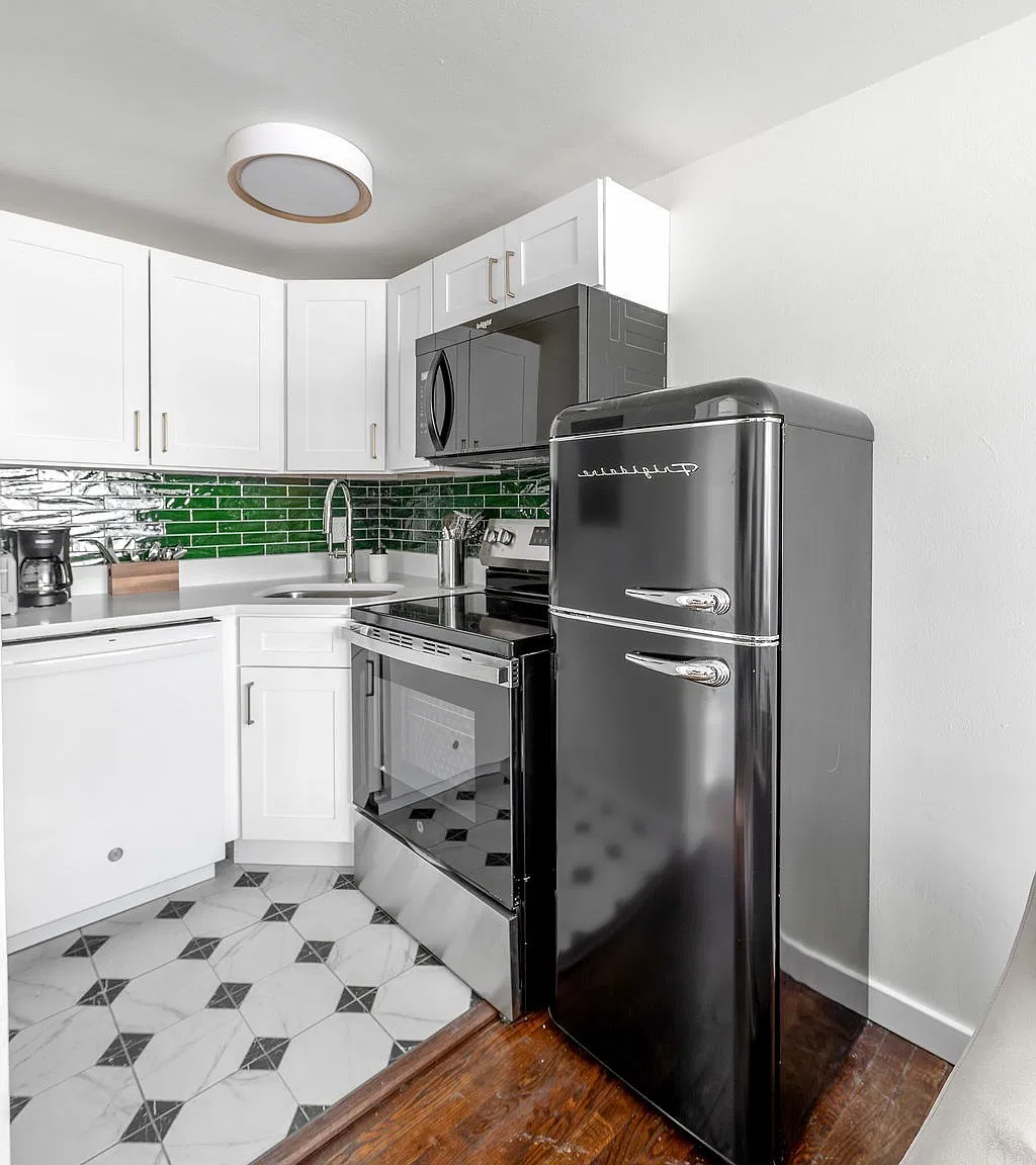 Studio, 250 sqft, $1,600 — Photo 3