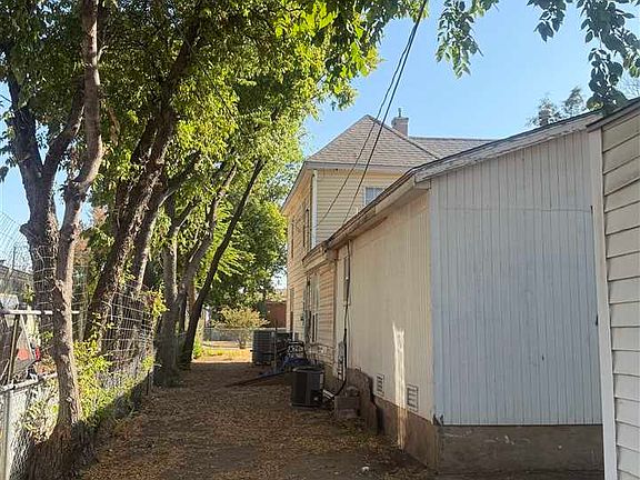 2nd image of 615 SW Summit Ave
