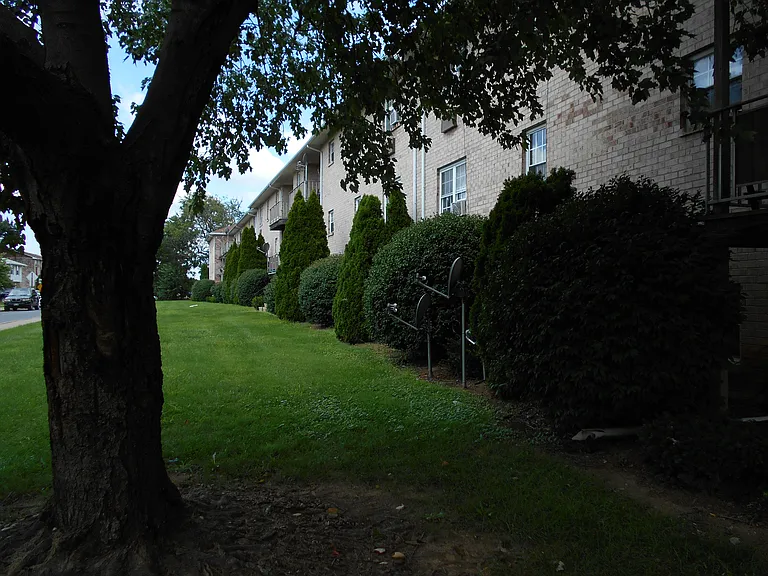1427 E Tremont St #2 — Photo 3