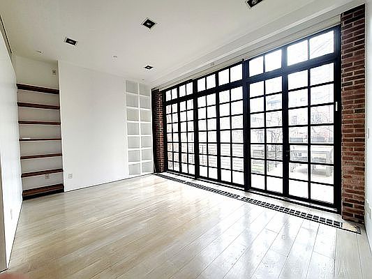3rd image of 439 W 21st St APT 1