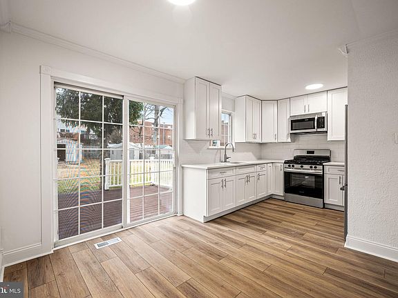 3rd image of 3829 Mary St