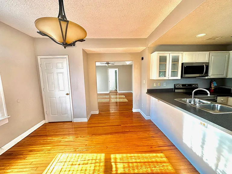 421 E Amelia St #B — Photo 10