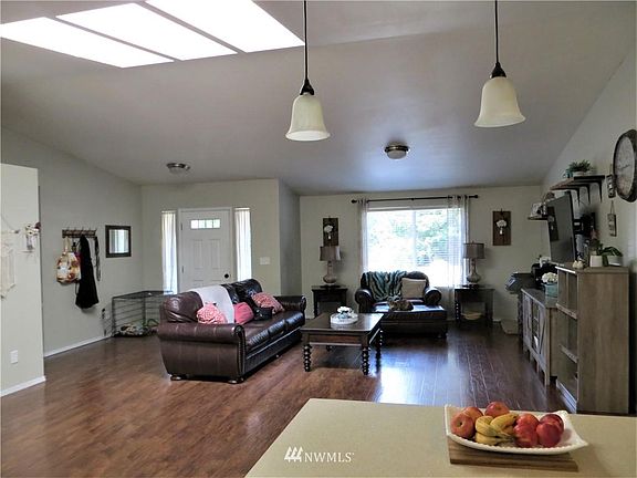 4th image of 481 SE Alpine Ave