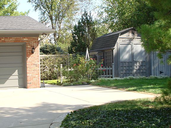 3rd image of 7799 Holliday Dr E