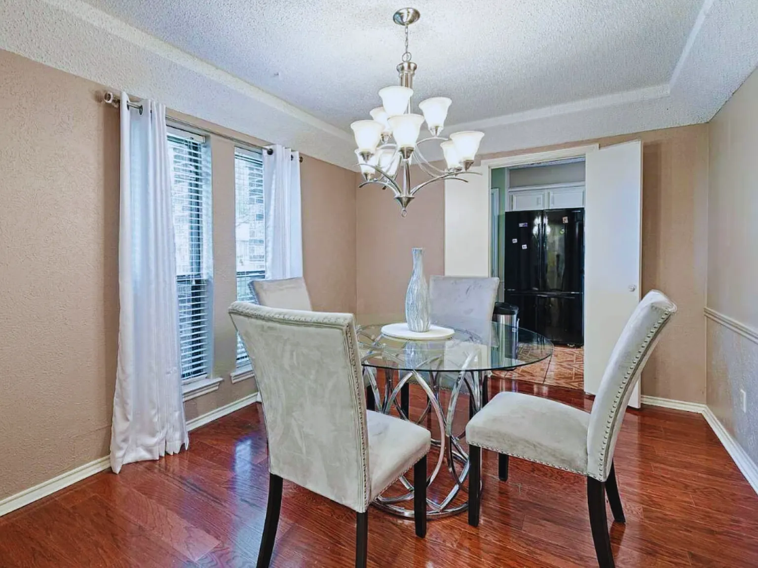 5 bed, 2.5 bath, 2144 sqft, $5,000 — Photo 2