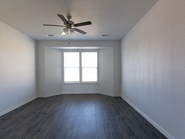 119 Hamilton Dr — Photo 3