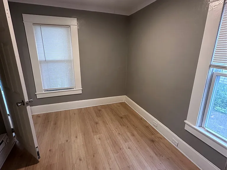 302 Squires Ave — Photo 5