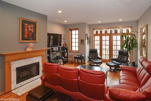 1st image of 637 W Wrightwood Ave APT 3W