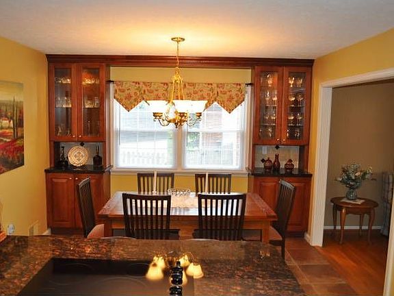 4th image of 7711 Charron Ct