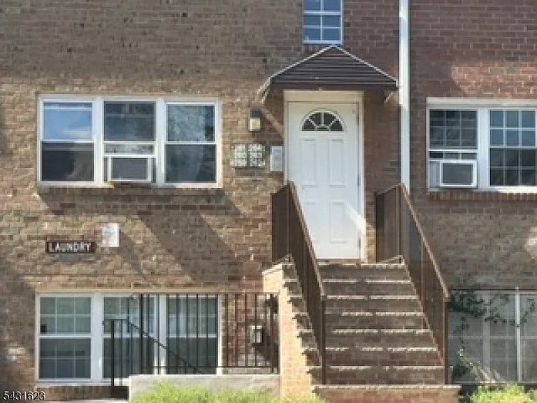 392 College Dr — Photo 17