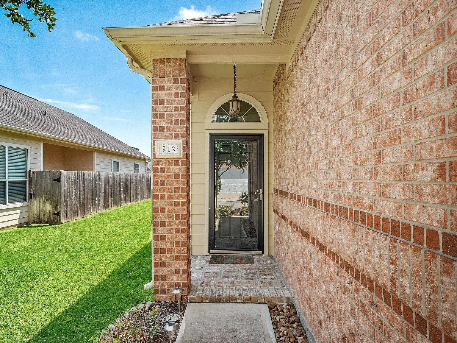3 bed, 2.0 bath, 1318 sqft, $2,200 — Photo 3