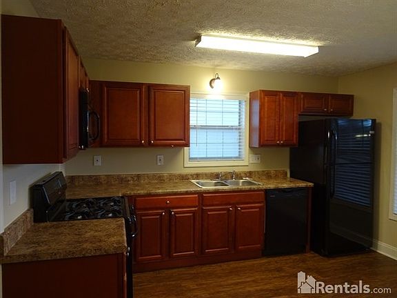 4th image of 1028 Pepper Cir