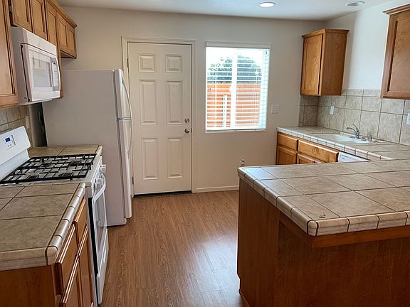4th image of 2921-2931 N Crowe Ct #2921