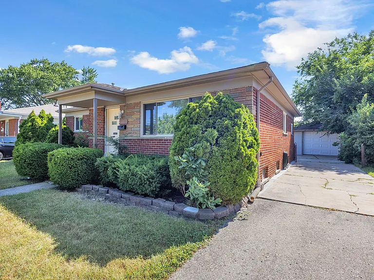 8484 Berwyn St — Photo 35