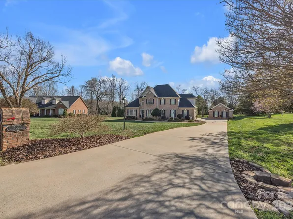 1033 Willow Creek Dr, Newton, NC 28658